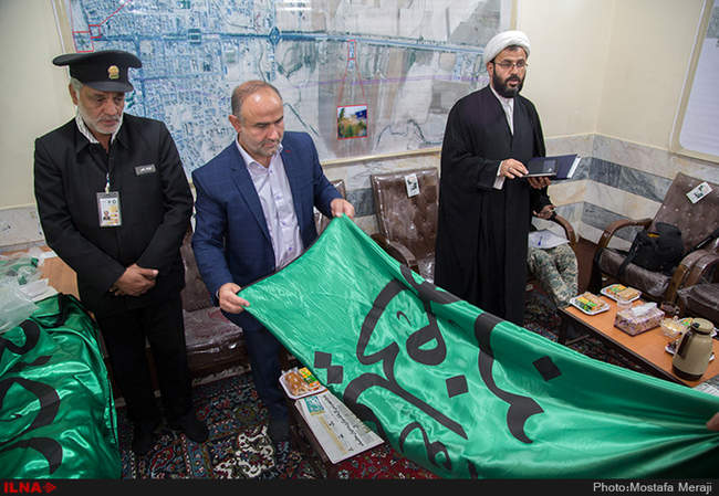 اهداء پرچم حرم امام رضا (ع) به موکب های مستقر در مهران