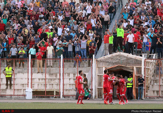 دیدار تیم های فوتبال سپیدرود رشت و صنعت نفت آبادان