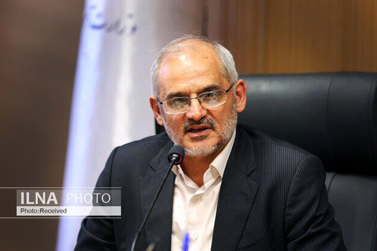 معلمان در برخی مناطق با حفظ فاصله‌گذاری اجتماعی مشغول رفع اشکال دانش‌آموزان هستند