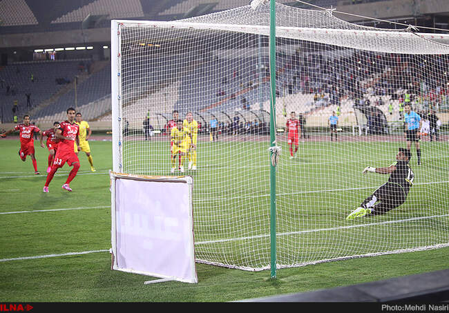 مسابقه فوتبال بین دوتیم پرسپولیس تهران و نفت تهران