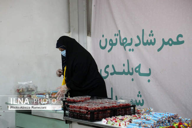 آماده سازی و اهدای بسته های یلدایی به کودکان کار