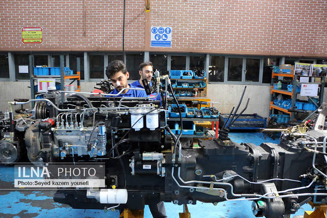 بازدید رییس کل بانک‌مرکزی از مجموعه تراکتورسازی ایران