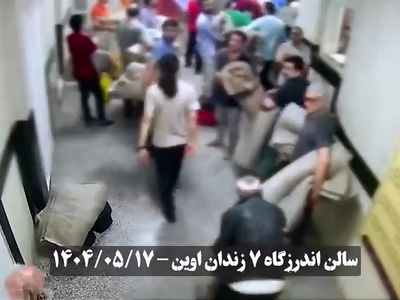 فیلم لحظه ورود تعدادی از زندانیان امنیتی به سالن اندرزگاه 7 زندان اوین