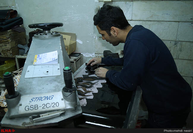 کارگران ایستاده اند...