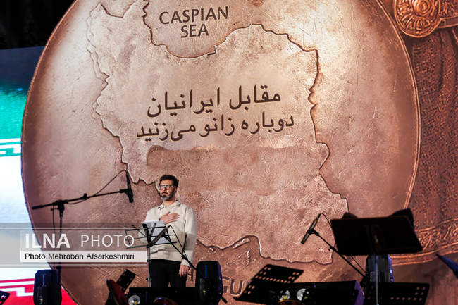 رونمایی از مجسمه «زانو زنندگان برابر ایران»