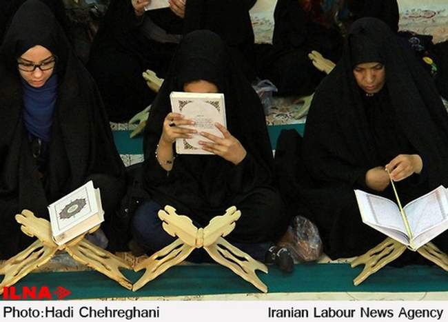 جزء خوانی قرآن کریم با حضورمردم قم در حرم حضرت فاطمه معصومه(س)