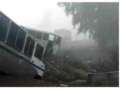 وقوع دو حادثه واژگونی مینی‌بوس حامل کارگران در شوش/ کارگران جان سالم بدر بردند