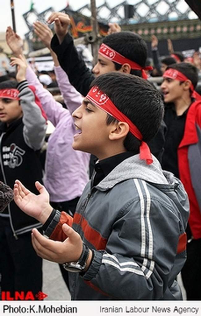 تجمع بزرگ دانش آموزان عاشورایی در میدان امام حسین(ع)