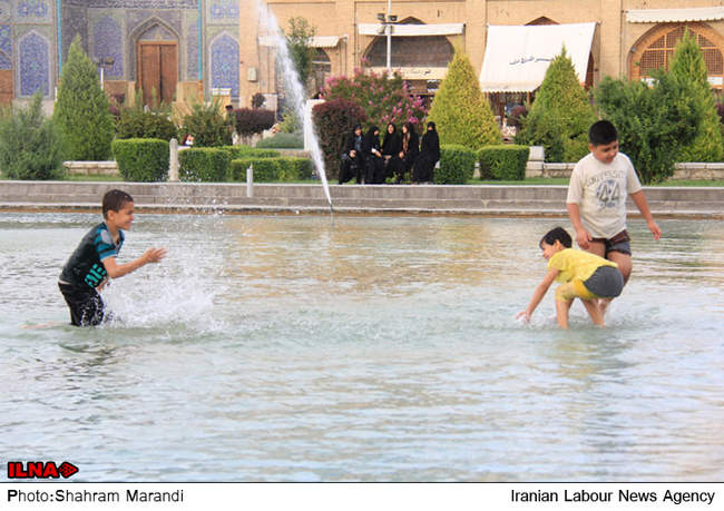  آب‌ بازی کودکان در میدان امام اصفهان