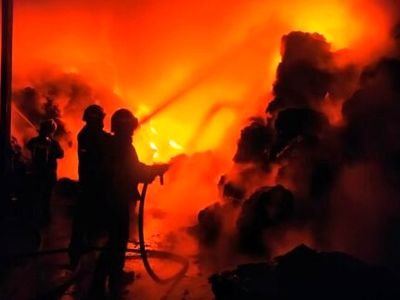 مصدومیت دو آتش‌نشان در آتش سوزی کارخانه تصفیه پنبه