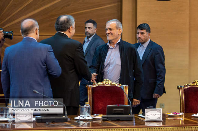 نشست صمیمی رئیس جمهور با جمعی از فرهیختگان علمی و اقتصادی