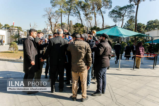 اعضای هیأت دولت در جمع خبرنگاران