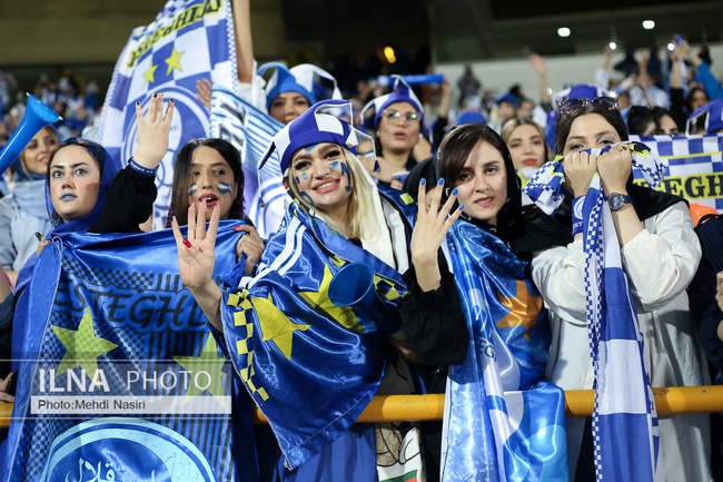 تصاویری از اولین حضور بانوان در لیگ برتر فوتبال  در ورزشگاه آزادی