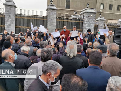 تجمع بازنشستگان کارگری مقابل مجلس/ هنوز دریافتی‌مان نصف خط فقر است!