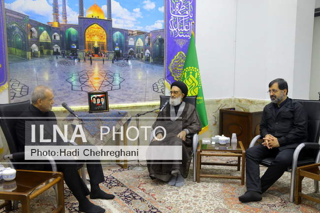 دیدار رئیس‌جمهور با علما و مراجع عظام در سفر به قم