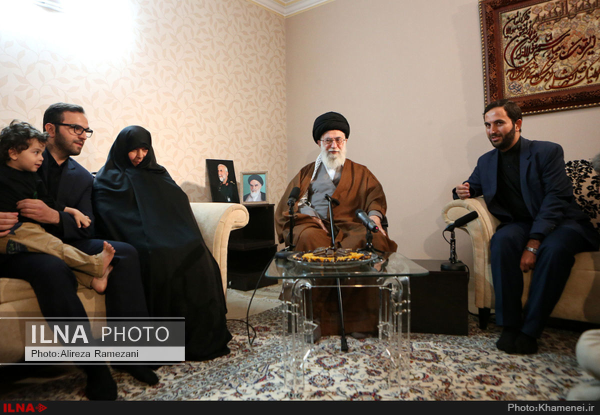 فیلم/ حضور رهبر انقلاب در منزل سردار شهید حسین همدانی