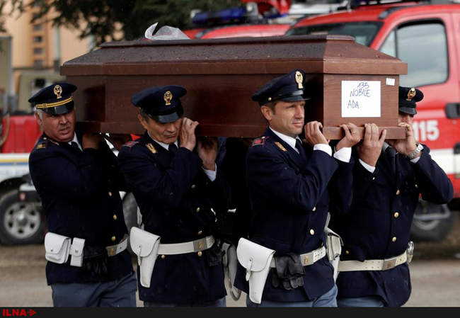 عزاداری خانواده اندوهگین برای از دست دادن عزیزان خود در منطقه زلزله 