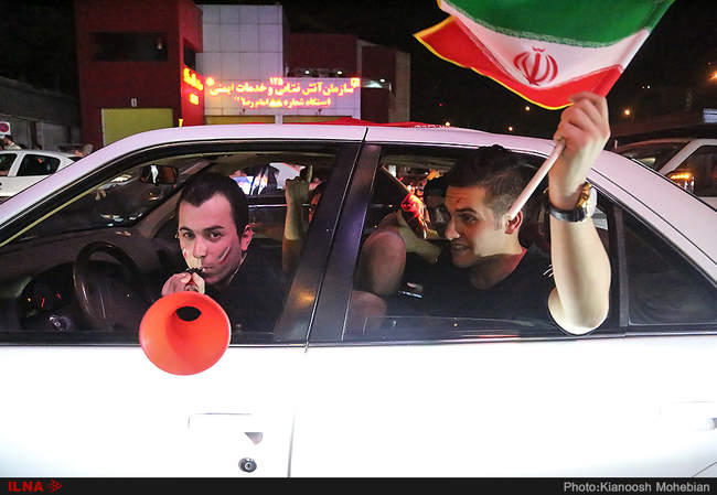 شادی مردم تهران پس از بازی مقابل تیم ملی پرتغال