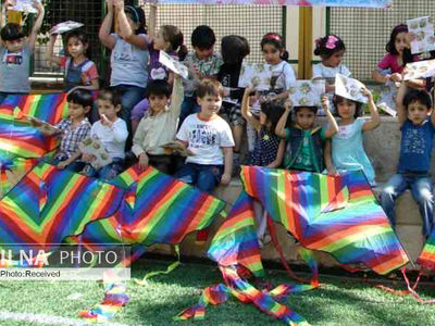 پرواز بادبادک‌ها در نیاوران در روز جهانی کودک
