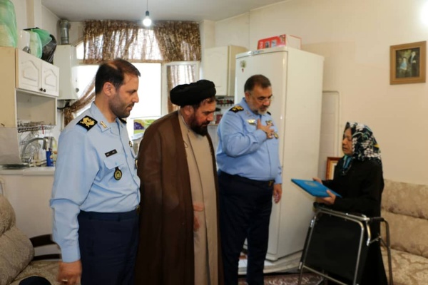 فرمانده نیروی هوایی ارتش با خانواده شهیدان زیر دابی آذر و فلاح فر دیدار کرد