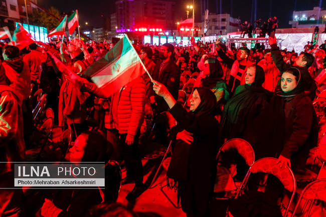 رونمایی از مجسمه «زانو زنندگان برابر ایران»