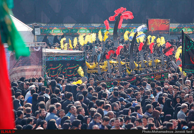 مراسم عزاداری و خیمه سوزان روز عاشورا در میدان امام حسین (ع) 