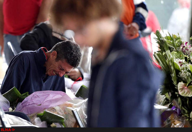 عزاداری خانواده اندوهگین برای از دست دادن عزیزان خود در منطقه زلزله 