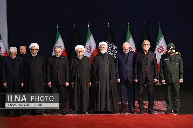 ادای احترام سران قوا و مسئولان نظام به پیکر آقای شهید ایران