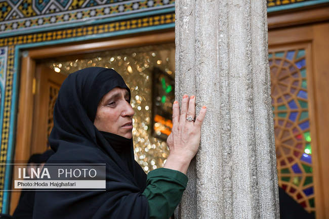 تعویض پرچم گنبد نورانی حضرت فاطمه معصومه سلام الله علیها