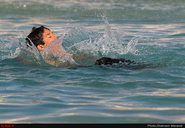 آب بازی کودکان در میدان امام اصفهان