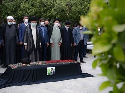 اقامه نماز بر پیکر حجت‌الاسلام دعایی توسط رهبر معظم انقلاب