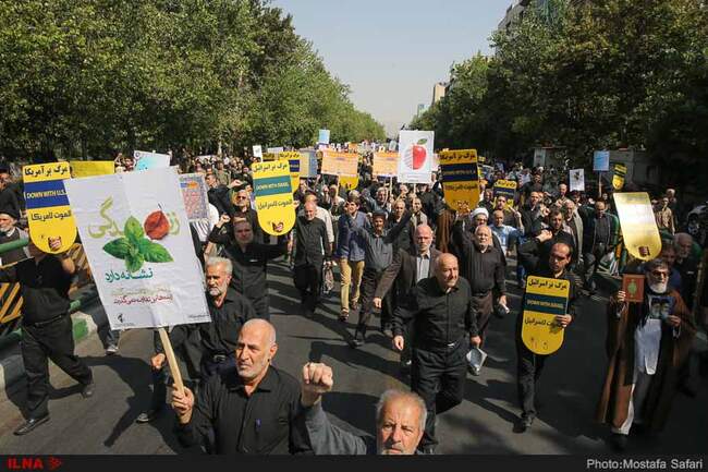 راهپیمایی نمازگزاران در اعتراض به سخنان رئیس جمهور آمریکا
