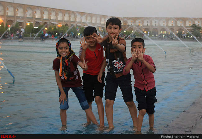 آب بازی کودکان در میدان امام اصفهان