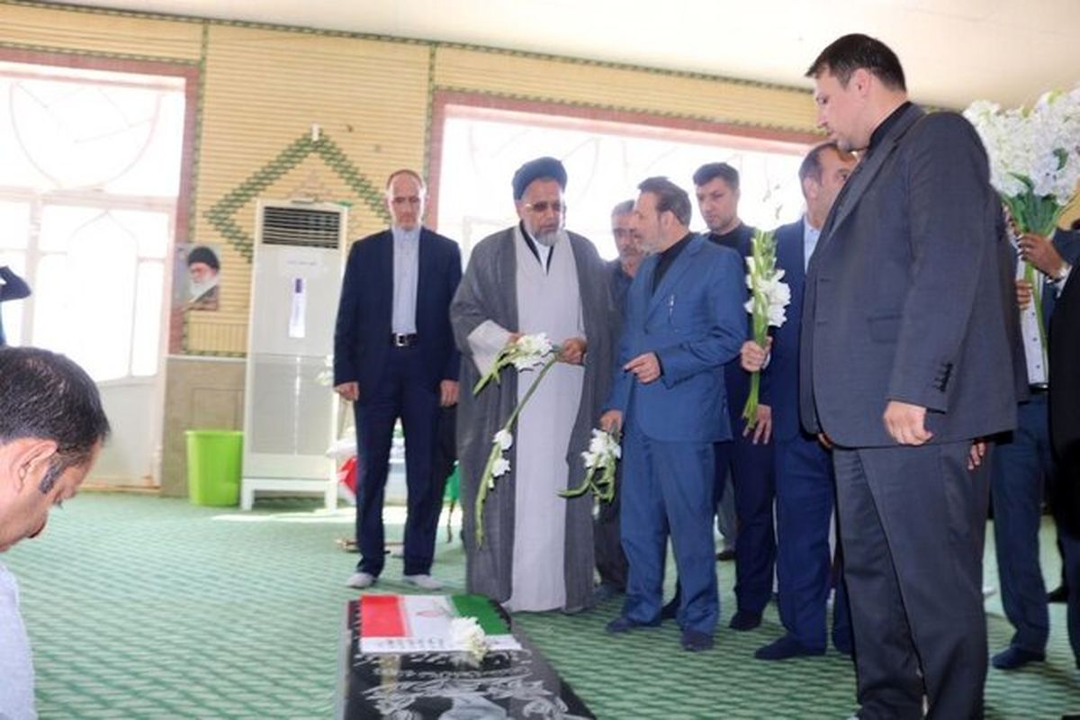 واعظی به مقام شامخ شهدای لامرد ادای احترام کرد