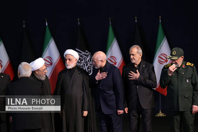 ادای احترام سران قوا و مسئولان نظام به پیکر آقای شهید ایران