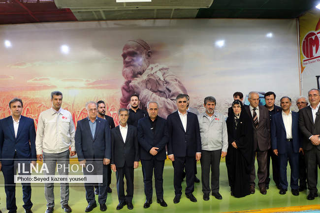 بازدید رییس کل بانک‌مرکزی از مجموعه تراکتورسازی ایران