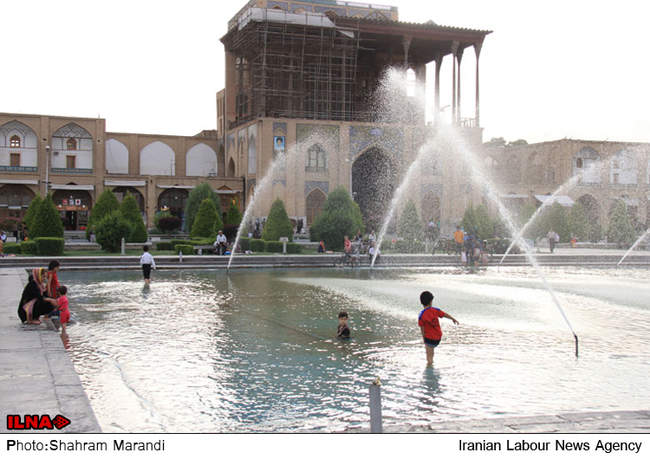  آب‌ بازی کودکان در میدان امام اصفهان