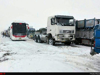 گرفتاری سرویس حامل کارگران آپادانا سرام در برف و کولاک 
