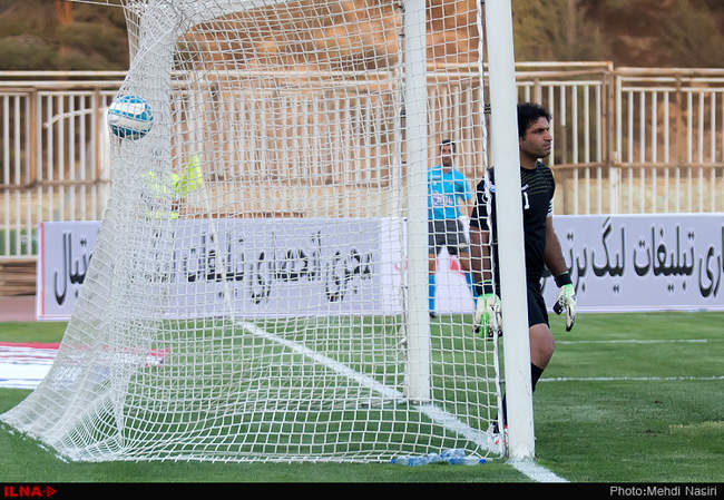 مسابقه فوتبال بین دوتیم نفت تهران و صنعت نفت آبادان