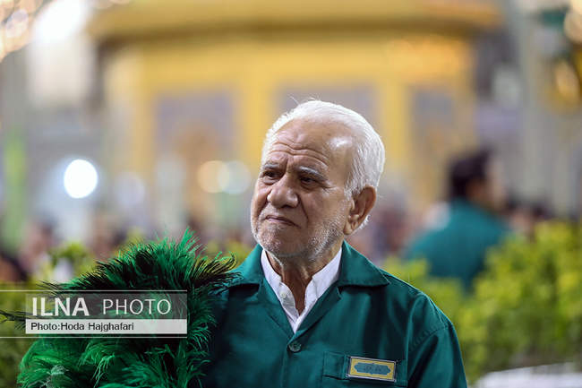 تعویض گل‌های ضریح حضرت امام رضا (ع)