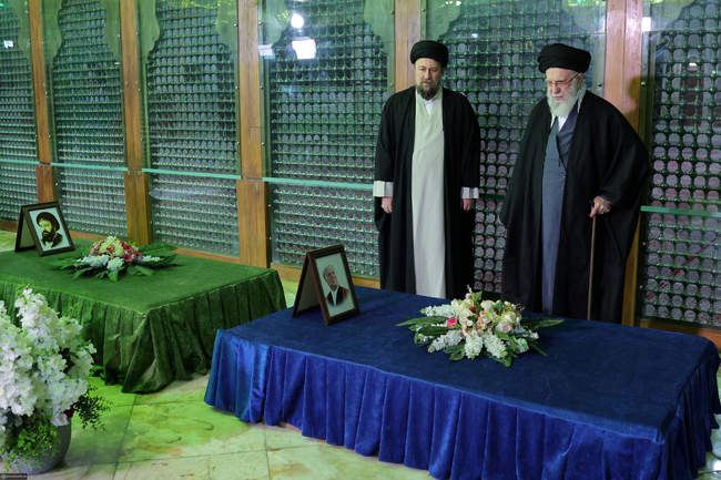 حضور رهبر انقلاب در مرقد بنیانگذار جمهوری اسلامی ایران