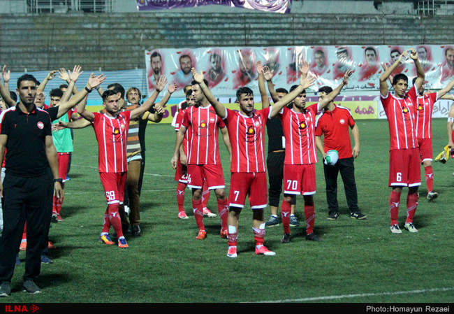 دیدار تیم های فوتبال سپیدرود رشت و صنعت نفت آبادان