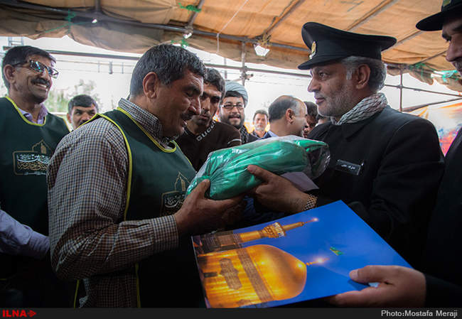 اهداء پرچم حرم امام رضا (ع) به موکب های مستقر در مهران