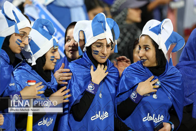 تصاویری از اولین حضور بانوان در لیگ برتر فوتبال  در ورزشگاه آزادی