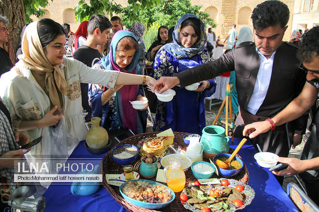 اولین جشنواره غذاهای محلی سنندج به مناسبت دهه کرامت در عمارت خسرو آب