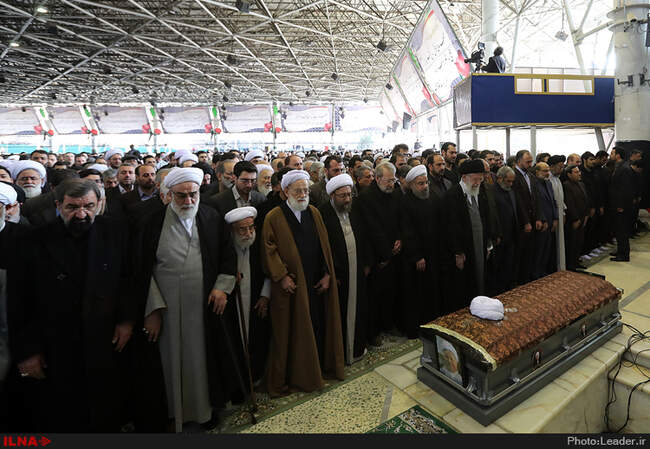اقامه نماز توسط رهبر انقلاب بر پیکر حجت‌الاسلام والمسلمین هاشمی رفسنجانی