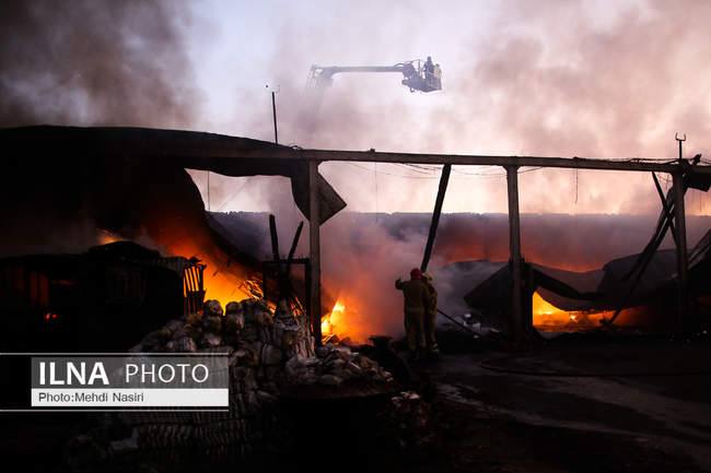 آتش‌سوزی در بارانداز ۱۲ هزار متری در شوش 
