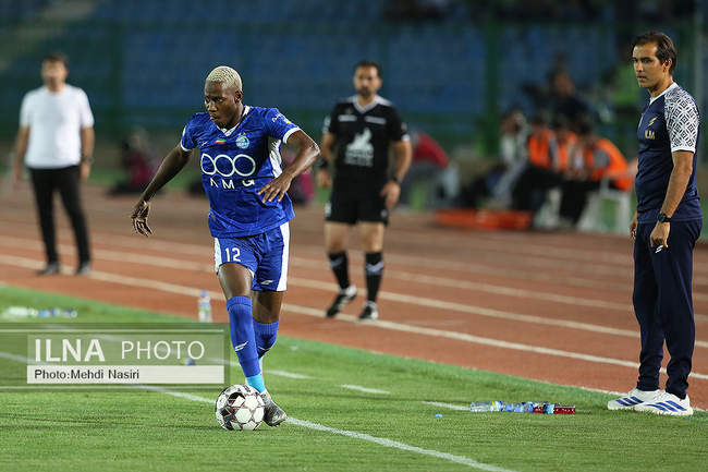 دیدار تیم های فوتبال استقلال تهران و ذوب آهن اصفهان