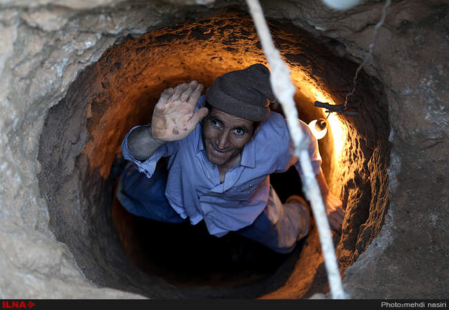 کارگران ایستاده اند...