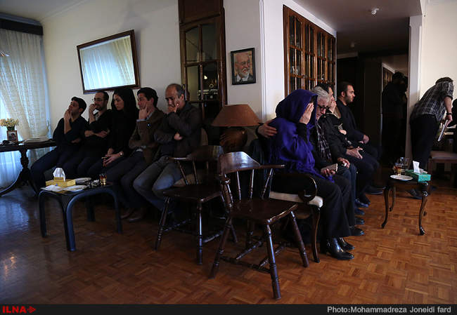 گزارش ایلنا از حضور هنرمندان سینما در منزل مرحوم نیما طباطبایی